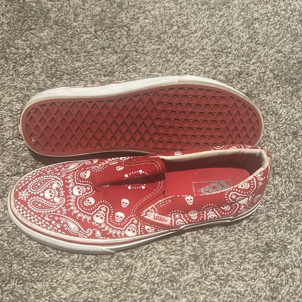Skull print vans
